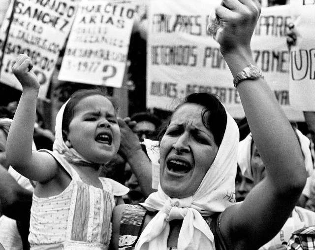 Una madre y su hija durante la Marcha por la vida realizada en octubre de 1982, en Plaza de Mayo